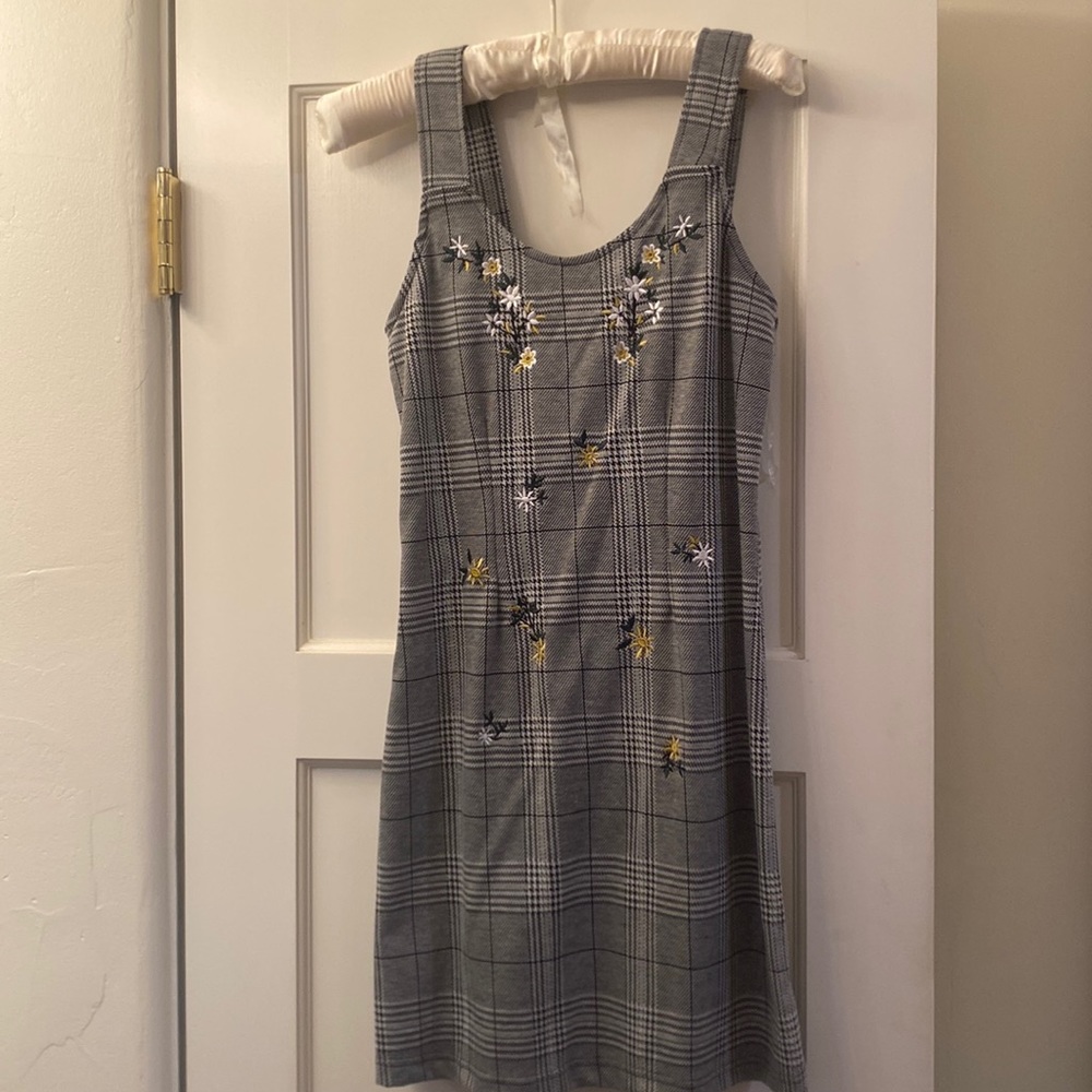 Houndstooth dress w embroidered flowers